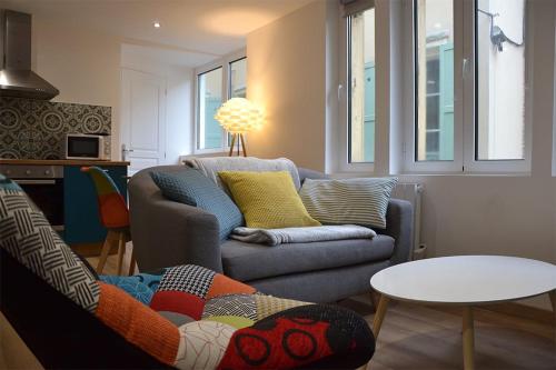 un salon avec un canapé et une table dans l'établissement La Garde de la Tonnellerie, à Chartres