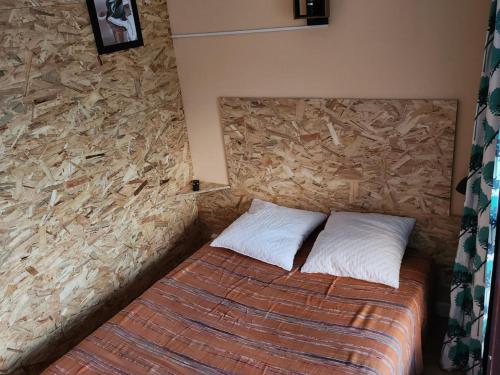 un lit dans une chambre avec un mur en pierre dans l'établissement Appartement 2 pièces cabine - 6 pers., 45m², Balcon de Villard, au pied des pistes - FR-1-689-130, à Villard-de-Lans