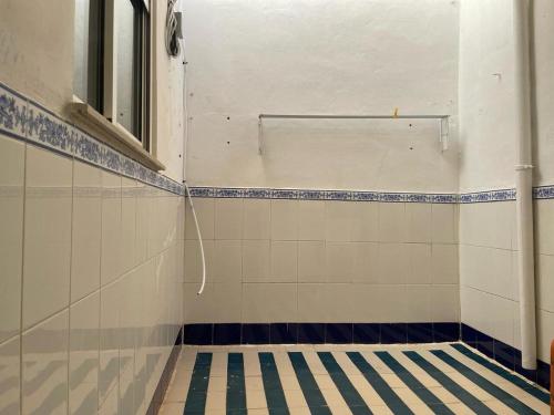 a gymnasium with a tiled wall with a towel rack at Germanies Home, Algemesi Home in Algemesí