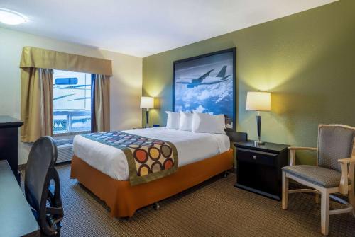 Una cama o camas en una habitación de Super 8 by Wyndham Edmonton International Airport