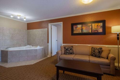 Un baño de Super 8 by Wyndham Edmonton International Airport