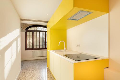 Η κουζίνα ή μικρή κουζίνα στο Palazzo Dei Fiori by Room Mate