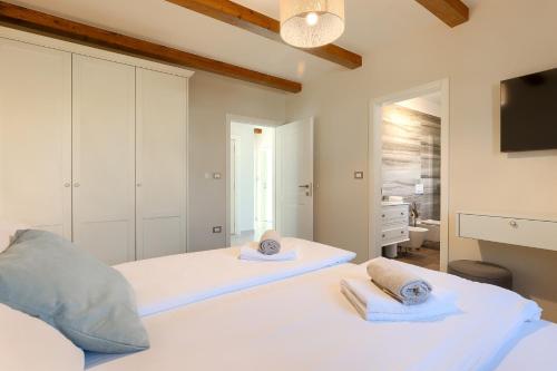 Ένα ή περισσότερα κρεβάτια σε δωμάτιο στο Beautiful villa Jurasi with outdoor pool in Tinjan