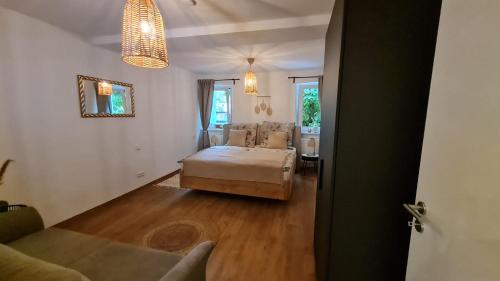 a living room with a couch and a table at Ferienwohnung III Beck-Bräu nahe Bamberg in Trabelsdorf