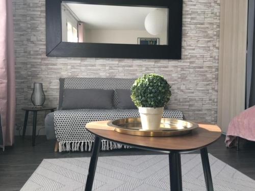 un salon avec un canapé et une table dans l'établissement L'aviateur, à Chartres