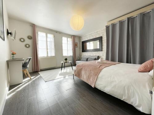 1 dormitorio con 1 cama y sala de estar en L'aviateur - self check in, en Chartres