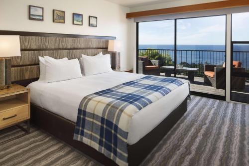 um quarto de hotel com uma cama e uma varanda em Hyatt Vacation Club At Highlands Inn em Carmel