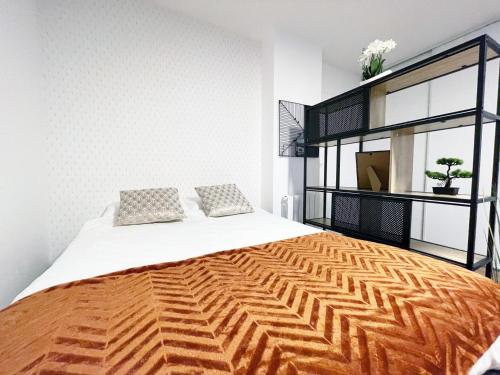 une chambre avec un grand lit dans une pièce dans l'établissement L'Estival, à Mainvilliers