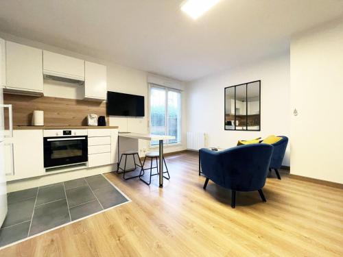 Una cocina y una sala de estar con mesa y sillas. en L'Estival - Free parking, en Mainvilliers