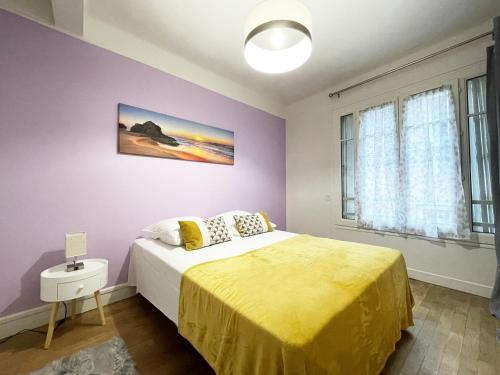 une chambre avec un lit avec un couvre-lit jaune dans l'établissement Le Grand Rapporteur, à Chartres