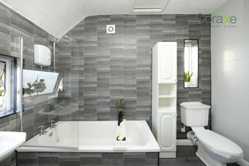 Koupelna v ubytování 3 Bedroom Luxe Living for Contractors and Families by Coraxe Short Stays