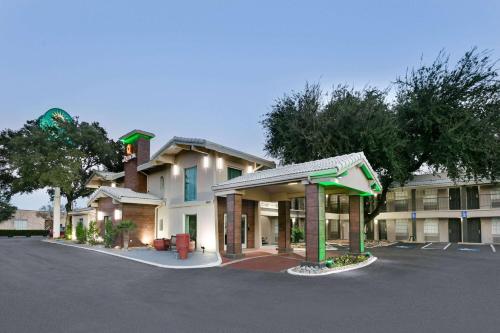 a hotel with a parking lot in front of it at La Quinta Inn by Wyndham Dallas Uptown in Dallas
