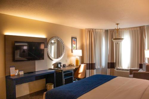 a hotel room with a bed and a desk at Comfort Inn & Suites Geneva- West Chicago in Geneva
