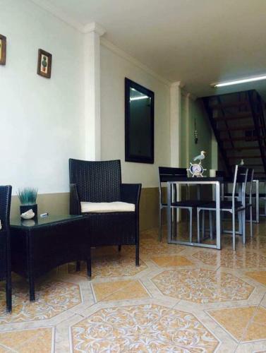 een woonkamer met stoelen en een tafel en een eetkamer bij Hospedaje GYT Caldera in Caldera