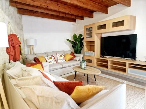 NOUVEAU - Maison Cozy 150m2 - 3 chambres - Grand Salon - Clim - Wifi fibre - Netflix - 5' du centre et gare - Cour intérieure - 15' des plages