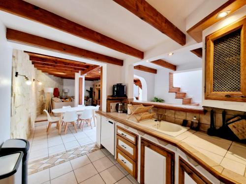une cuisine avec un évier et un comptoir dans l'établissement NOUVEAU - Maison Cozy 150m2 - 3 chambres - Grand Salon - Clim - Wifi fibre - Netflix - 5' du centre et gare - Cour intérieure - 15' des plages, à Montpellier