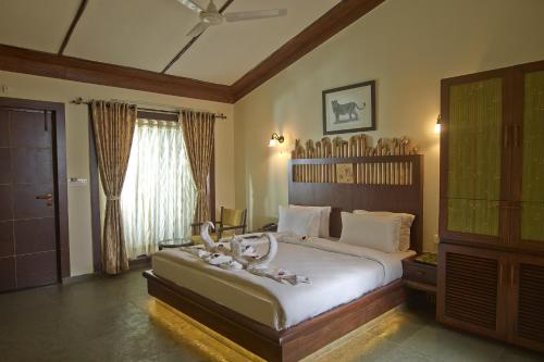 Ένα ή περισσότερα κρεβάτια σε δωμάτιο στο Asiatic Lion Lodge