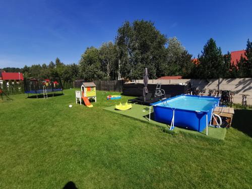 una imagen de un patio trasero con piscina en NADMORSKI RESORT en Niechorze