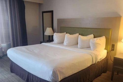 a large white bed in a hotel room at Country Inn & Suites by Radisson, Erie, PA in Erie