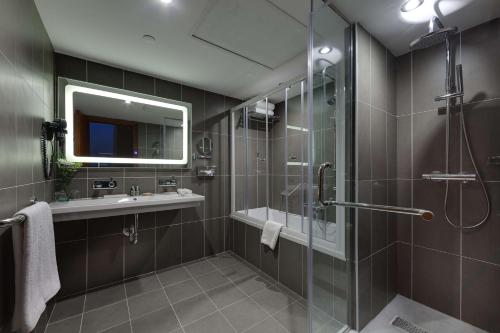 a bathroom with a shower and a sink at Steigenberger Hotel El Tahrir Cairo in Cairo