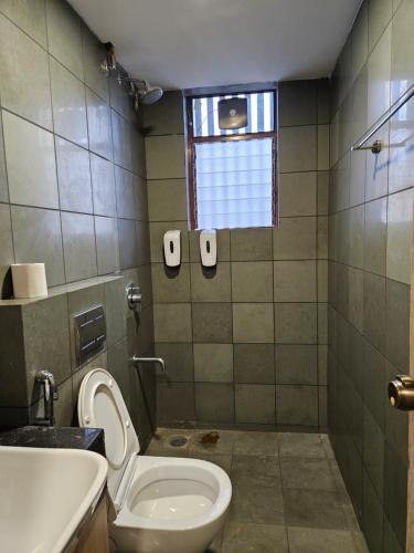 プネにあるTattva Presdential 1 BHKのトイレと洗面台付きのバスルーム