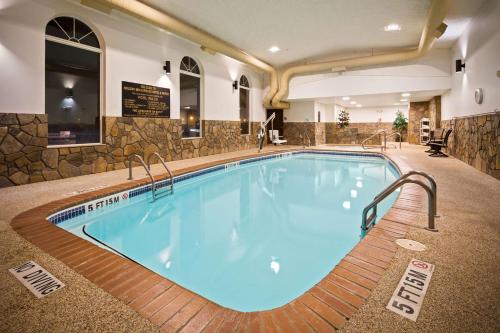 a large swimming pool in a hotel room at AmericInn by Wyndham Hill City Mt Rushmore in Hill City