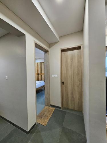 Postel nebo postele na pokoji v ubytování Tattva Superior 1 BHK
