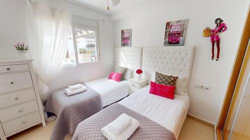 1 dormitorio con 2 camas y vestidor en Casa Esturion A-Murcia Holiday Rentals Property, en Roldán