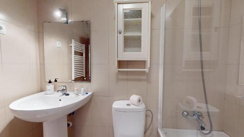 La salle de bains est pourvue de toilettes, d'un lavabo et d'une douche. dans l'établissement Casa Esturion A-Murcia Holiday Rentals Property, à Roldán