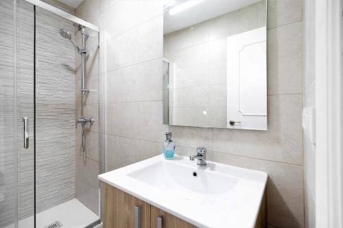 エル・プエルト・デ・サンタマリアにあるApartamento 1a linea Valdelagranaの洗面台、シャワー、鏡を備えたバスルーム