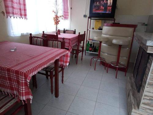 ein Restaurant mit 2 Tischen und Stühlen mit einem roten und weißen Tischtuch in der Unterkunft Apartmani Pavlov in Aranđelovac