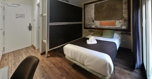 a hotel room with a bed and a chair at El Indio Chocolatería Boutique in Pinto