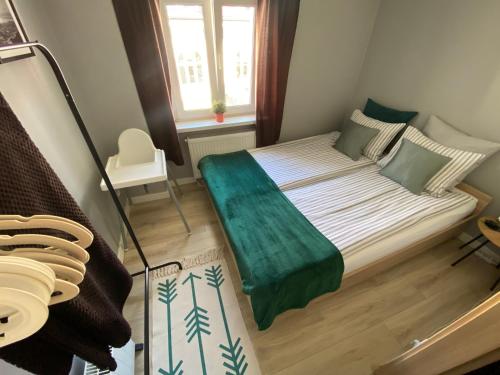 een kleine slaapkamer met een bed in een kamer bij Apartament Sunset in Sopot