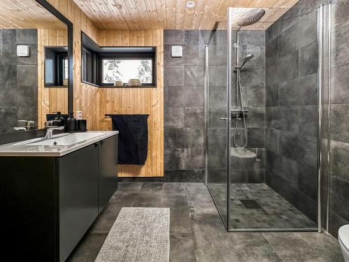 a bathroom with a shower and a sink at Ski-in-out hytte på Kvitfjell in Strande