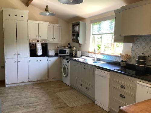 Η κουζίνα ή μικρή κουζίνα στο The Nut House - Squirrel Lane Lodges Ludlow
