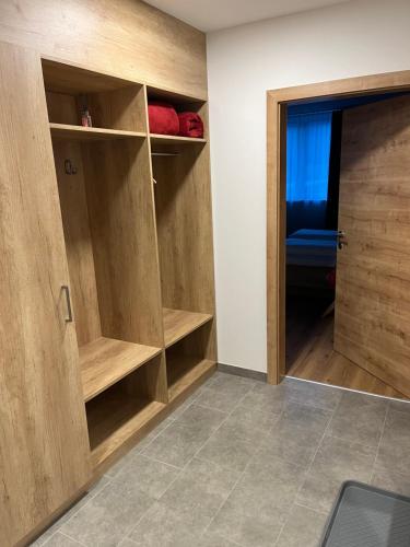 Zimmer mit Holzschränken und einer Tür zu einem Schlafzimmer in der Unterkunft Penker Wirt Zimmer BANK in Penk