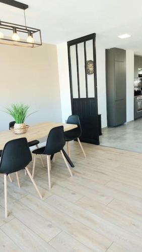 une salle à manger avec une table et des chaises dans un bureau dans l'établissement Appartement design pour 6 pers dans le centre de Salon de Pce - Proche Fontaine Moussue, à Salon-de-Provence