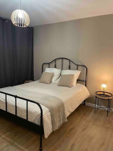 - une chambre avec un lit avec des oreillers et une table dans l'établissement Appartement design pour 6 pers dans le centre de Salon de Pce - Proche Fontaine Moussue, à Salon-de-Provence