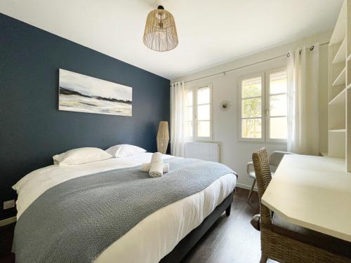 Llit o llits en una habitació de Le Patio de la Reine Berthe - Parking Included
