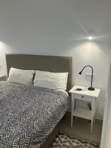マスパロマスにあるBungalow Gran Canaria Resort AZULのベッドルーム1室(ベッド1台、サイドテーブルのランプ付)