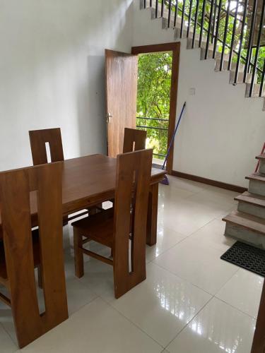 een eetkamer met een houten tafel en stoelen bij Nature homes in Moratuwa