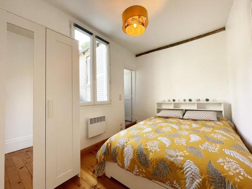 um quarto com uma cama e uma janela em The Châtelet em Chartres