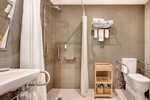 a bathroom with a shower and a toilet at Liberal Wing Villa in Portimão