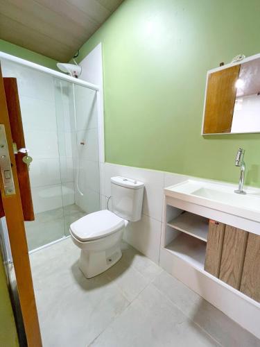 a bathroom with a toilet and a shower and a sink at STUDIO aconchego, com Ar, Wifi, Smartv e Cozinha in Macaé