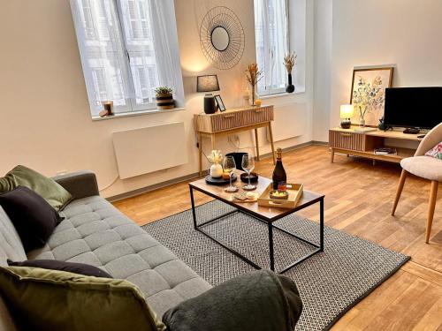 uma sala de estar com um sofá e uma mesa em Appartement Couteliers-Centre ville-4pers em Moulins