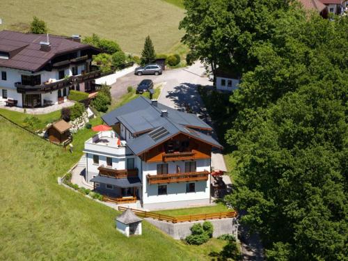 una vista aérea de una casa grande con entrada en No 5 Haus Kogler, en St. Wolfgang