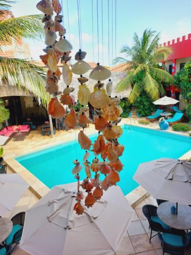 un complejo con piscina y un hotel en Hotel de Charme Castelinho, en Canoa Quebrada