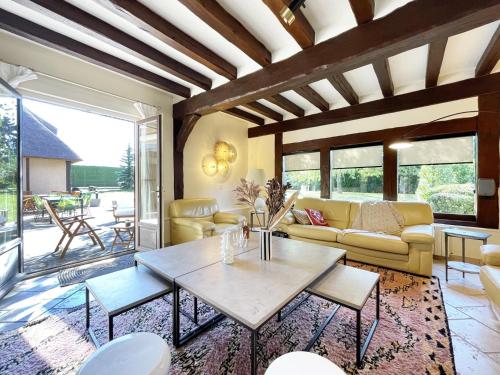 un salon avec une table et un canapé dans l'établissement Souvenirs en campagne, à Sours