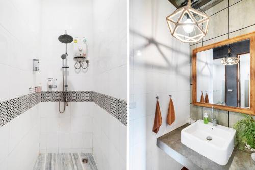 uma casa de banho com um lavatório e um espelho em OYO 685 Am Bed Hostel em Banguecoque