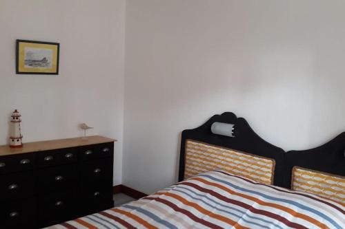 Un pat sau paturi într-o cameră la Appartement à Saint Vaast la Hougue 2/4 personnes
